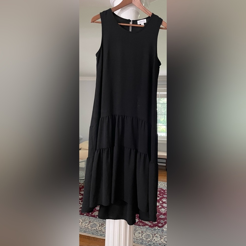 Tahari Arthur Levine women’s Elegant Black Tiered Dress , sleeveless size small